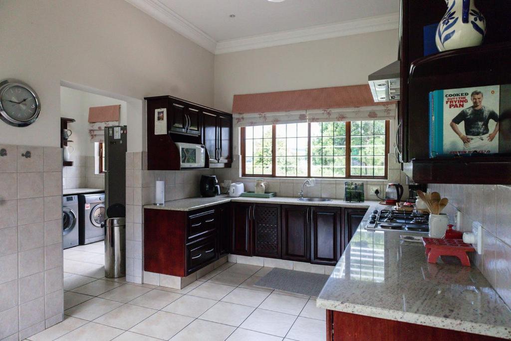 Porterfield Guest House, Champagne Valley Екстер'єр фото